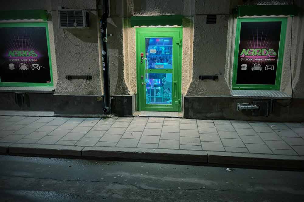 Ingången till N3rds Bar är minst sagt utstickande med gröna dörr- och fönsterkarmar.